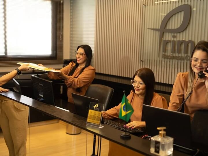 Recepção do Prime Business Centers em Goiânia — equipe que recebe e encaminha o cliente do escritório por hora no Setor Marista